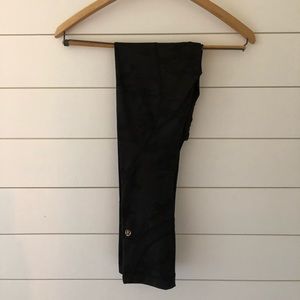 LULULEMON black camo crop leggings
